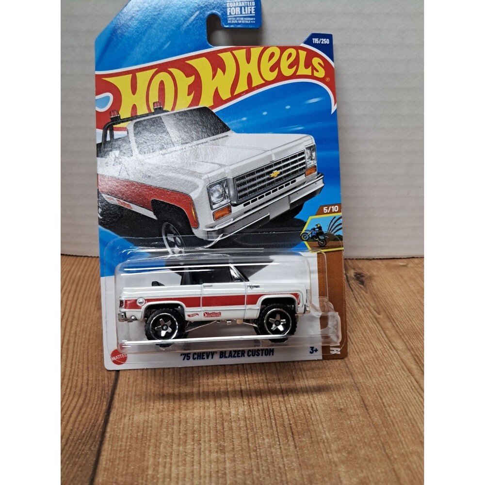 Hot Wheels 75 Chevy Blazer Custom HW DIRT 5/10 115/250 White w Red.